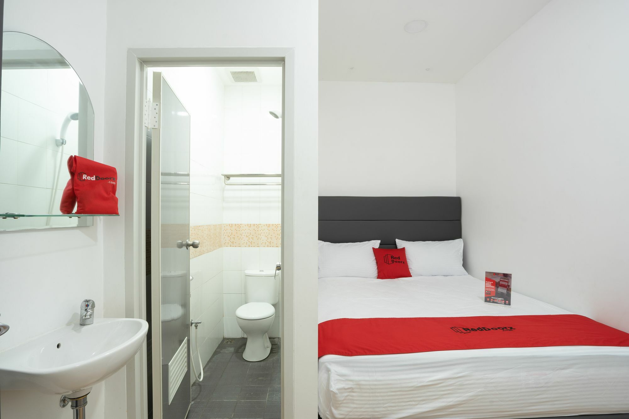 Reddoorz Plus @ Danau Sunter Utara Jakarta Kültér fotó